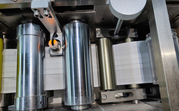 1649752676503601.jpg 全自動一拖一平面口罩機(jī)1.jpg