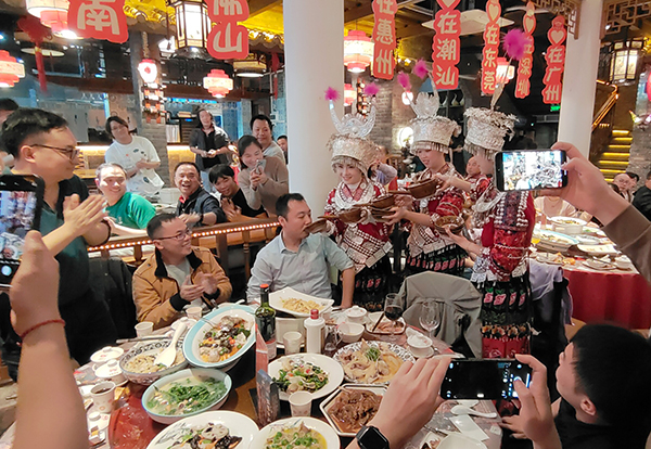 1706852084142943.jpg 李總喝酒.jpg